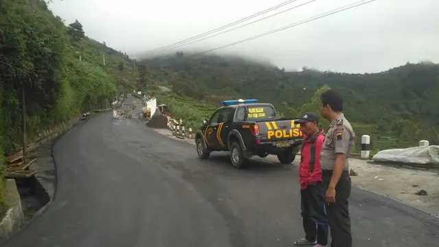 Polres Wonosobo menyiagakan personel dan mobil derek di jalur menanjak 15 persen untuk mengantisipasi kecelakaan akibat kendaraan tak kuat menanjak. (Foto: Liputan6.com/Muhamad Ridlo/Polres Wonosobo)