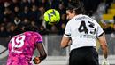Pemain Juventus Moise Kean (Kiri) berebut bola udara dengan pemain Spezia Dimitrios Nikolaou pada pertandingan sepak bola Liga Italia di Stadion Alberto-Picco, La Spezia, Italia, 19 Februari 2023. Juventus mengalahkan Spezia dengan skor 2-0. (ANDREAS SOLARO/AFP)