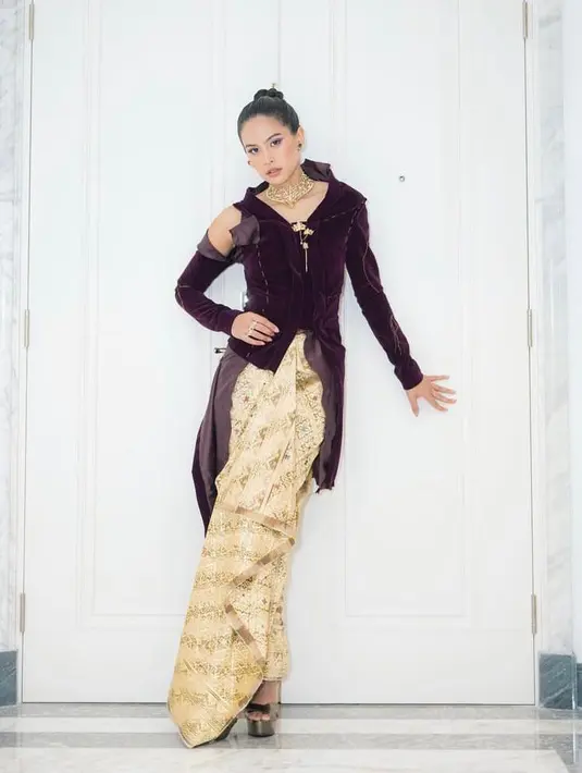 Istri Jesse Choi tersebut mengenakan custom deconstructed kebaya warna ungu dari TANGAN, dipadukan kain tenun songket sambas dari Cita Tenun, serta aksesori emas dari Tulola. @maudyayunda