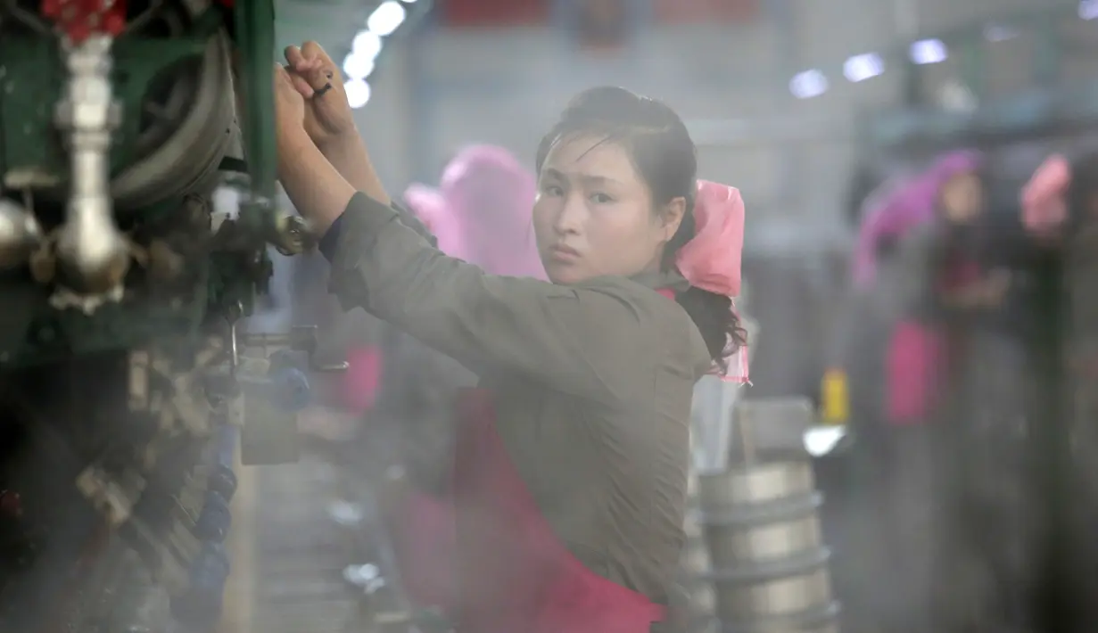 Pemimpin Kim Jong Un menyerukan rakyat Korea Utara untuk meningkatkan produksi dalam rangka meningkatkan standar hidup bangsa yang merupakan salah satu yang terendah di Asia, Pyongyang, Korea Utara (6/1). (AP/Wong Maye-E)