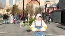 Saat berlibur di Turki Via Vallen tampil cantik dengan mengenakan hijab warna putih yang dipadu overall berbahan jeans. (Foto: instagram.com/viavallen)