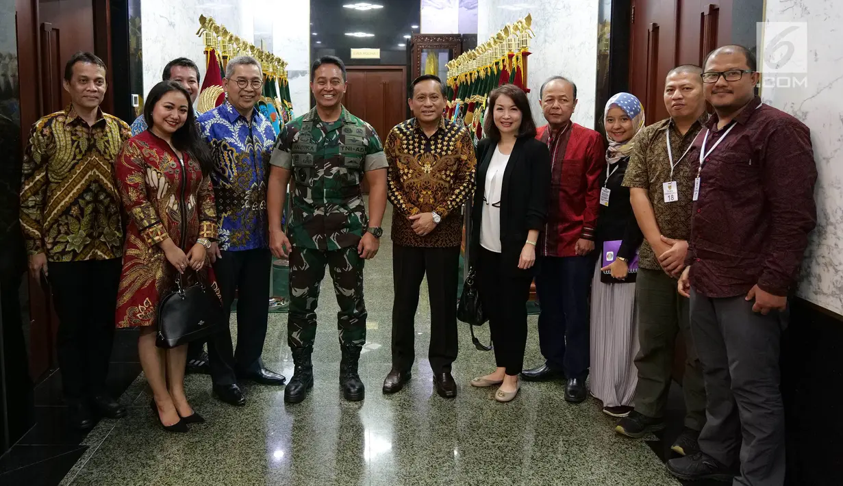 Jajaran SCM/Emtek Group foto bersama dengan Kepala Staf TNI Angkatan Darat (KASAD) Andika Perkasa usai silaturahmi di Mabes AD, Jakarta, Kamis (26/9/2019). Silaturahmi untuk memelihara dan kembali membangun kerjasama antara Emtek dan Mabes AD. (Liputan6.com/Herman Zakharia)