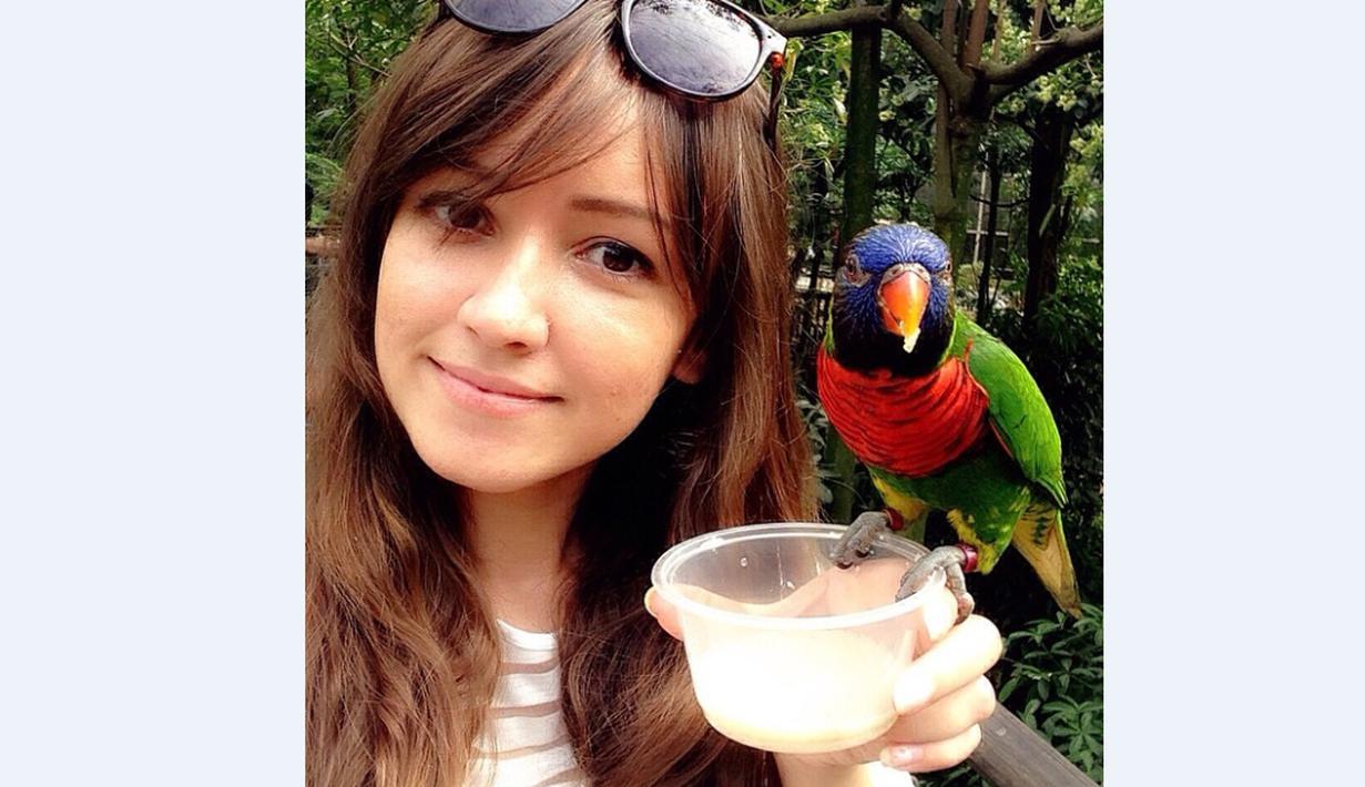 Sarah Noon merupakan perempuan berdarah Indonesia dan Inggris. (Bola.com/Instagram/Sarahnoon)