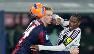 Duel Torbjorn Heggem dan Jonathan David dalam laga Serie A antara Bologna vs Juventus, Senin (15/12/2025). (Spada/LaPresse via AP)