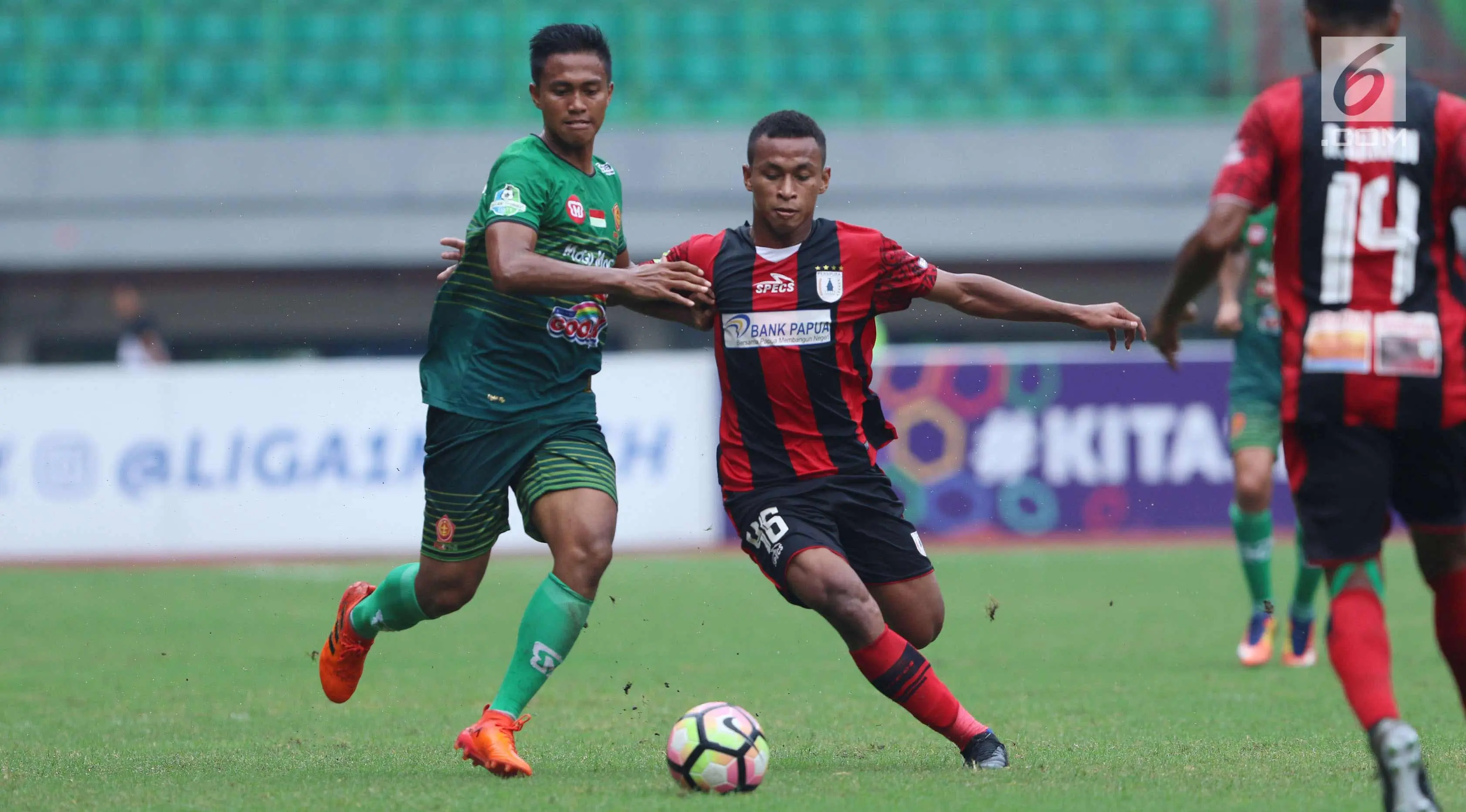 	Gelandang Persipura, Osvaldo Haay (tengah) berebut bola dengan pemain PS TNI pada lanjutan Liga 1 Indonesia di Stadion Patriot Candrabhaga, Bekasi, Sabtu (4/11). Persipura kalah 1-2. (Liputan6.com/Helmi Fithriansyah)