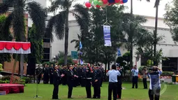 Pada upacara memperingati Hari Antikorupsi Sedunia itu, Menkeu Bambang juga melepaskan puluhan balon ke udara sebagai simbol bebas dari korupsi, Jakarta, Selasa (9/12/2014). (Liputan6.com/Johan Tallo)