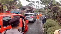 Tim gabungan Polri usai menggelesah rumah bomber Kampung Melayu di Garut. (Liputan6.com/Jayadi Supriadin)