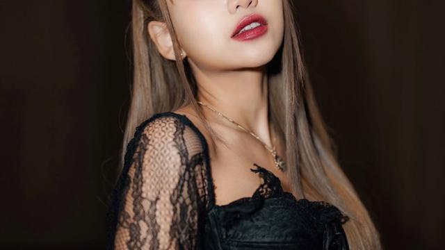 Momen Ghea Indrawari Bahagia Bisa Foto dan Duet dengan Kyuhyun. (instagram/gheaindrawari/gyuram88)