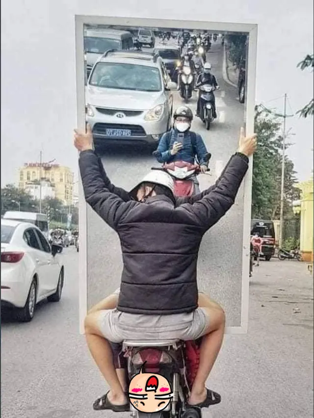 6 Potret Orang Mirror Selfie di Kaca Besar Jalanan Ini Kocak, Eksis dengan Gratis