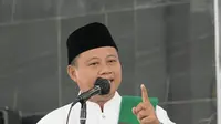 Wagub Jabar Uu Ruzhanul Ulum mengingatkan masyarakat Garut, termasuk Jawa Barat untuk tetap mengoptimalkan pelaksanaan vaksinasi Covid-19, termasuk menjaga protokol kesehatan (Prokes), di tengah persiapan mudik nasional lebaran 2022. (Liputan6.com/Jayadi Supriadin)