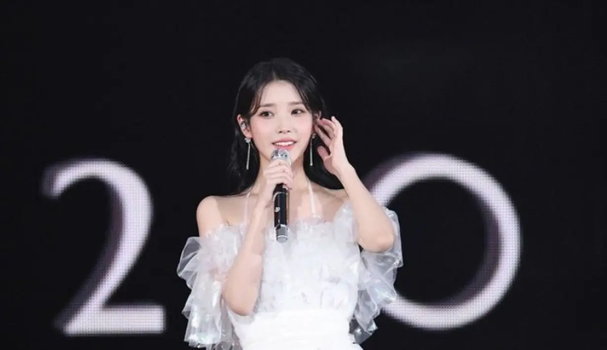 Ia juga tampil bak dewi dengan busana warna putih model ruffle pada bagian dada. Membiarkan rambut panjangnya terurai. [@dlwlrma]