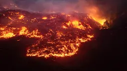 Aliran lava dari Gunung Etna saat erupsi di Catania, Sisilia Italia, Rabu, 12 Agustus 2026. (AFP/ Etna Walk)