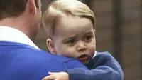 Pangeran George Tampak Kebingungan Dalam Dekapan Sang Ayah, Pangeran William (REUTERS)