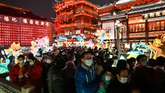 Orang-orang mengunjungi Taman Yu menjelang Tahun Baru Imlek yang menandai tahun Kelinci, di Shanghai pada 9 Januari 2023. Taman Yu merupakan Taman Kebahagiaan yang luas, terletak di samping Kuil Dewa Kota di timur laut Kota tua Shanghai di Distrik Huangpu. Berbatasan dengan Yuyuan Tourist Mart, Rumah Teh Huxinting dan Pasar Yuyuan yang banyak menjual cendera mata. (AFP/Hector Retamal)