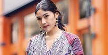 Erina tampil mengenakan&nbsp;atasan yang terbuat daru tenun Lombok berwarna ungu rancangan desainer Ari Seputra bersama Cita Tenun Nusantara. Credit: Instagram/(@erinagudono)