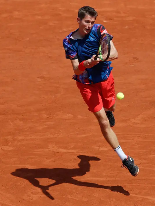 Petenis Jerman, Yannick Maden berusaha mengembalikan bola pukulan petenis Spanyol, Rafael Nadal pada laga babak kedua turnamen Prancis Terbuka di Roland Garros, Paris (29/5/2019). Rafael Nadal menang atas Yannick Maden dengan skor 6-1, 6-2, 6-4 dan melaju ke babak ketiga. (AP Photo/Christophe Ena)