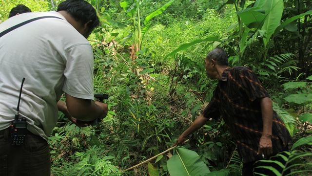 Direktur Serikat Tani Mandiri (Setam) Cilacap, Petrus Sugeng menunjukkan lokasi diduga kuburan massal PKI, Singaranting, Cipari , Cilacap. (Foto: Liputan6.com/Muhamad Ridlo)