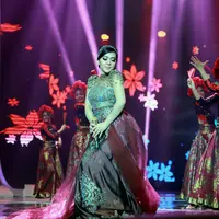 Syahrini sebelum menghibur penonton yang didominasi perempuan, menjawab seputar berita miring tentang dirinya. Syahrini tampil memukau dengan membawakan lagu 'Dream Big'. (Adrian Putra/Bintang.com)