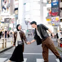 Rey Mbayang dan Dinda Hauw tiada henti membuat netizen iri dengan kemesraan mereka setelah menikah. [Foto: IG/dindahw dan rey_mbayang].