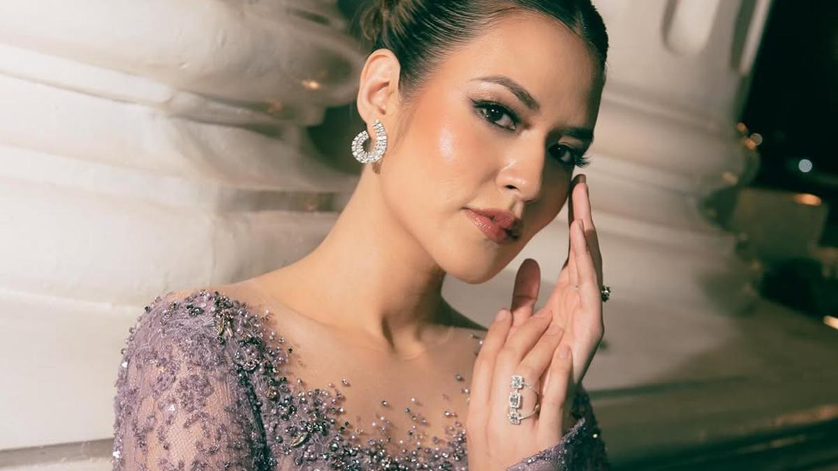 6 Potret Raisa Andriana Tampil Paripurna dengan Glam Makeup saat Manggung