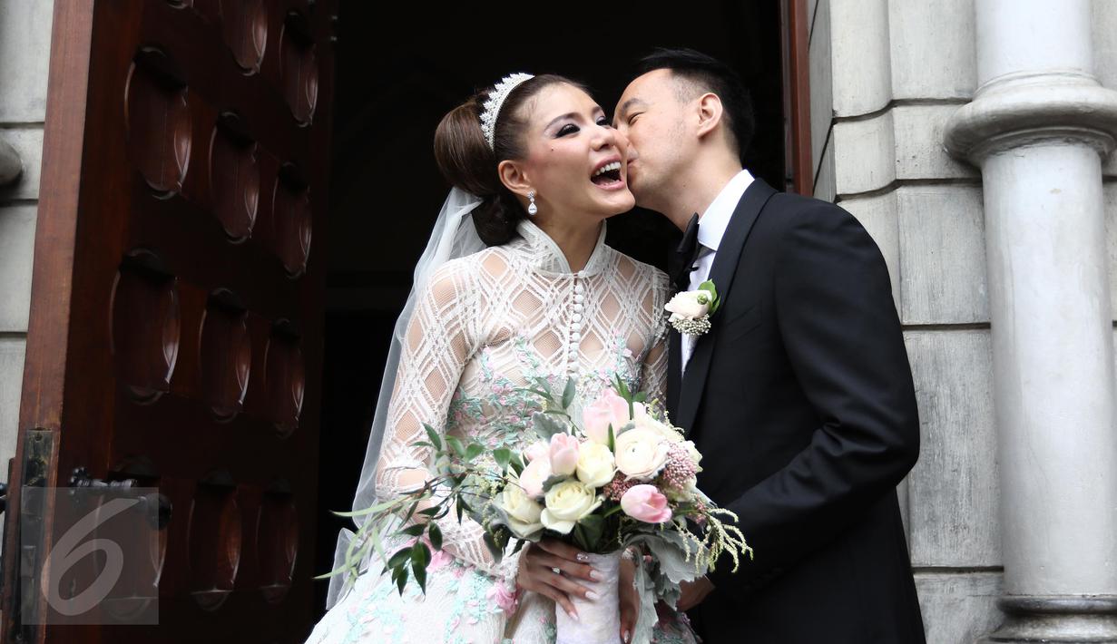 Senyum Bahagia Olga Lydia Saat Resmi Menikah Foto Liputan6 Com