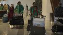 Para pemain Timnas Indonesia U-16 saat tiba di Bandara Soetta, Tangerang, Sabtu (23/9/2017). Timnas U-16 berhasil meraih hasil sempurna pada kualifikasi Piala Asia U-16 di Thailand. (Bola.com/Vitalis Yogi Trisna)