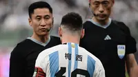 Kapten Timnas Argentina, Lionel Messi, dengan name-set jersey menggunakan huruf China dalam laga kontra Australia di Worker's Stadium, China, Kamis (15/6/2023). (PEDRO PARDO / AFP)