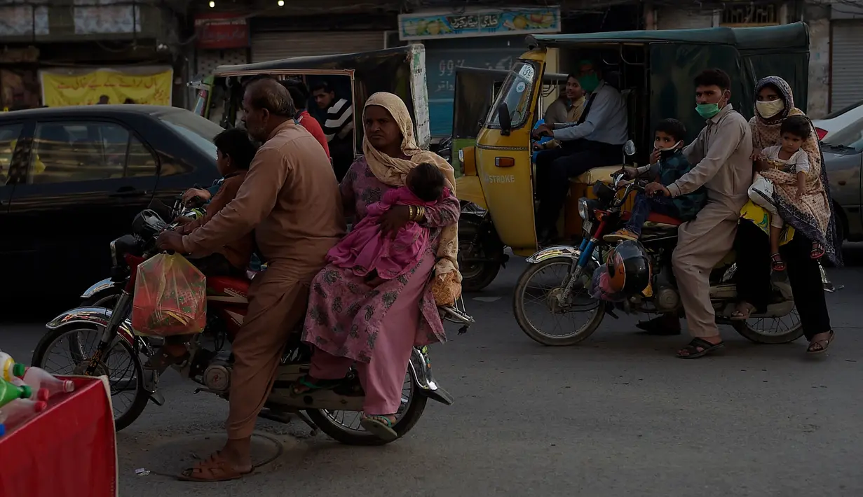 Kemacetan kendaraan di Raja Bazar jelang Hari Raya Idul Fitri, Rawalpindi, Pakistan, Selasa (19/5/2020). Raja Bazar terpantau ramai setelah pemerintah Pakistan melonggarkan lockdown karena pandemi virus corona COVID-19. (Farooq NAEEM/AFP)