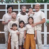 Model baju Lebaran keluarga Hanung Bramantyo dan Zaskia Adya Mecca, kaus yang dipersonalisasi grafis yang memberi pernyataan gaya (Foto: Instargram @zaskiadyamecca)