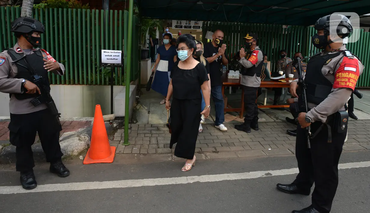 Polisi bersenjata berjaga di depan halaman Gereja Kristus Raja, Jakarta Jumat (2/4/2021). Penjagaan ini untuk pengamanan umat kristiani yang sedang melakukan ibadah Jumat Agung pada perayaan Paskah. (merdeka.com/Imam Buhori)