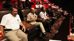 Citizen6, Jakarta: Bantuan diserahkan disela-sela acara nonton bareng film " Kita VS Korupsi(K VS K) " yang melibatkan pegawai PT PLN (Persero) se-Jakarta, Bekasi dan Depok di Studio XXI Rasuna Epicientrum Jakarta. (Pengirim: Agus Trimukti)