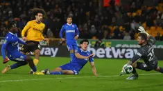 Petualangan Elkan Baggott bersama Gilligham FC di Piala Liga Inggris atau Carabao Cup 2022/2023 dihentikan oleh Wolverhampton Wanderers. Ia dimainkan 90 menit untuk mengisi satu di antara lima pos bek dalam formasi ultra defensif 5-3-2 yang diusung pelatih Neil Harris. (AFP/Geoff Caddick)