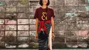 5. Atau tampilan istri Chicco Jerikho ini yang memadukan t-shirt dengan kain tenun dan obi warna merah. (Instagram/putrimarino).
