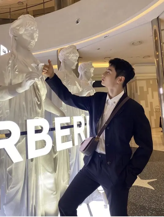 Salah satu personil ASTRO ini adalah orang pertama yang bergabung dengan Burberry's Ambassador. Cha Eunwoon pun telah melakukan pemotreatan untuk koleksi Burberry TB Summer Monogram. (@eunwoo.o_c)