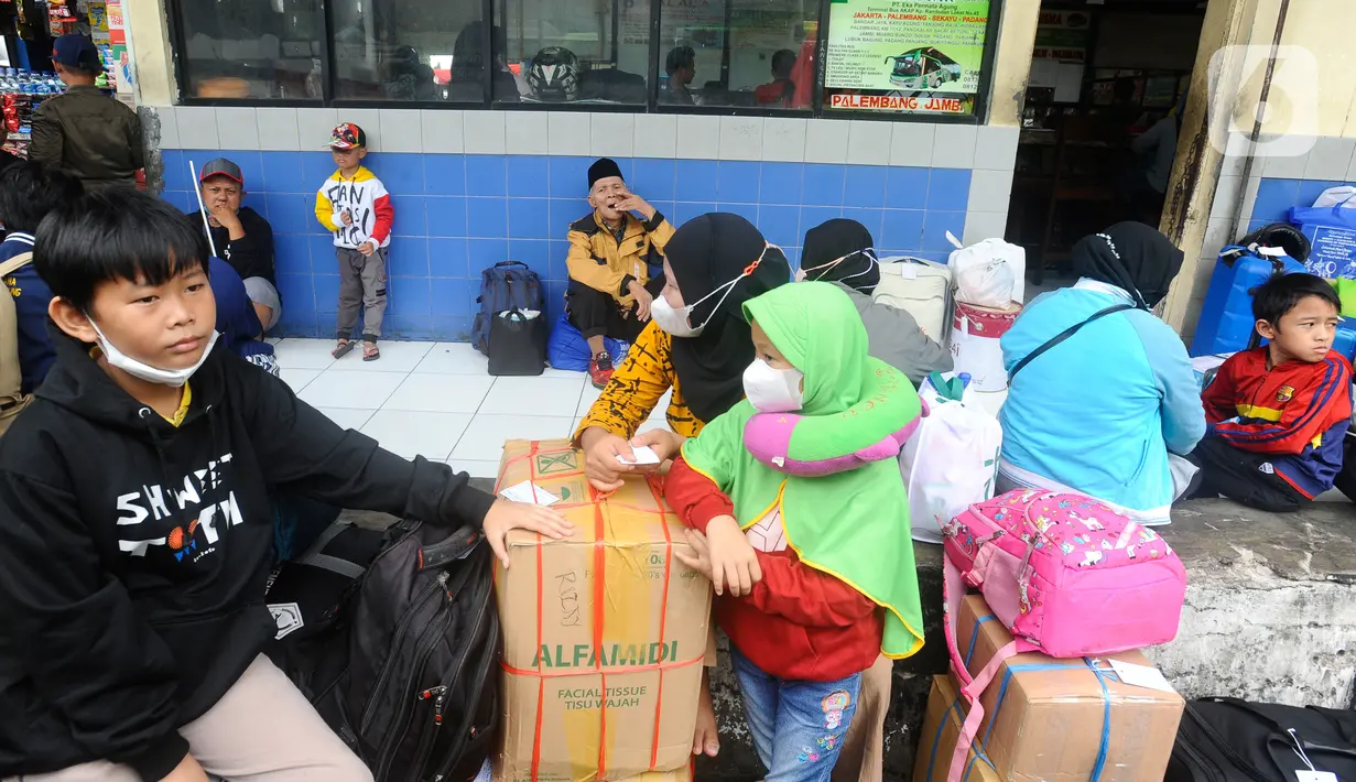 Sejumlah persiapan telah dilakukan pengelola Terminal Kampung Rambutan, seperti pengecekan kendaraan. (medeka.com/Arie Basuki)