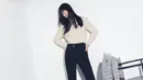 Tampil semi formal ke kantor ala Song Hye Kyo. Ia mengenakan atasan sweater berwarna krem dipadu celana jeans hitam, dan high heels putih. [Foto: Instagram/kyo1122]