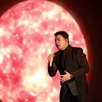 Karena (sekarang) ada Mas Ari, (saya) jadi gimana... gitu," ujarnya dengan senyum yang selalu melekat di bibirnya. (Deki Prayoga/Bintang.com)