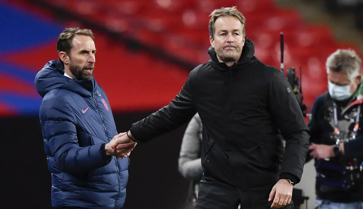 Manajer Inggris Gareth Southgate (kiri) berjabat tangan dengan Manajer Denmark Kasper Hjulmand usai pertandingan UEFA Nations League di Stadion Wembley, London, Inggris, Rabu (14/10/2020). Denmark menang 1-0. (Toby Melville/Pool via AP)