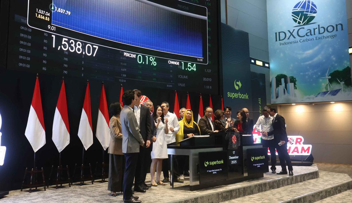 Menurutnya, sejak awal, kami membangun Superbank dengan keyakinan bahwa kekuatan ekosistem digital dapat menjadi pendorong utama dalam menghadirkan layanan keuangan yang lebih inklusif. Tampak dalam foto, suasana pencatatan perdana saham PT Super Bank Indonesia Tbk (SUPA) di Bursa Efek Indonesia (BEI), Rabu (17/12/2025). (Kapanlagi.com/Budy Santoso)