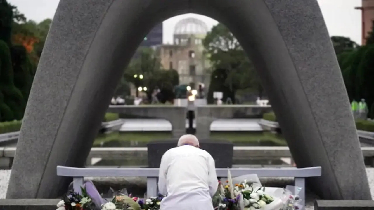 Seorang pria berdoa di depan Taman Peringatan Perdamaian cenotaph sebelum dimulainya upacara untuk memperingati 75 tahun pemboman atom di Hiroshima, Jepang barat, Kamis pagi. (Eugene Hoshiko / AP)