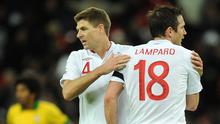 Frank Lampard dan Steven Gerrard usai laga persahabatan internasional antara Inggris vs Brasil di Stadion Wembley, London (6/2/2013). (EPA/Andy Rain).