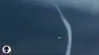 Penampakan diduga UFO menyedot air dari laut Mediterania di Aljazair. (Screen Grab)