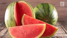Sedang ramai di media sosial, peringatan tentang bahaya mengkonsumsi semangka yang memiliki retak atau rongga pada dagingnya dan menganjurkan untuk segera membuangnya jika menemukan semangka seperti itu.