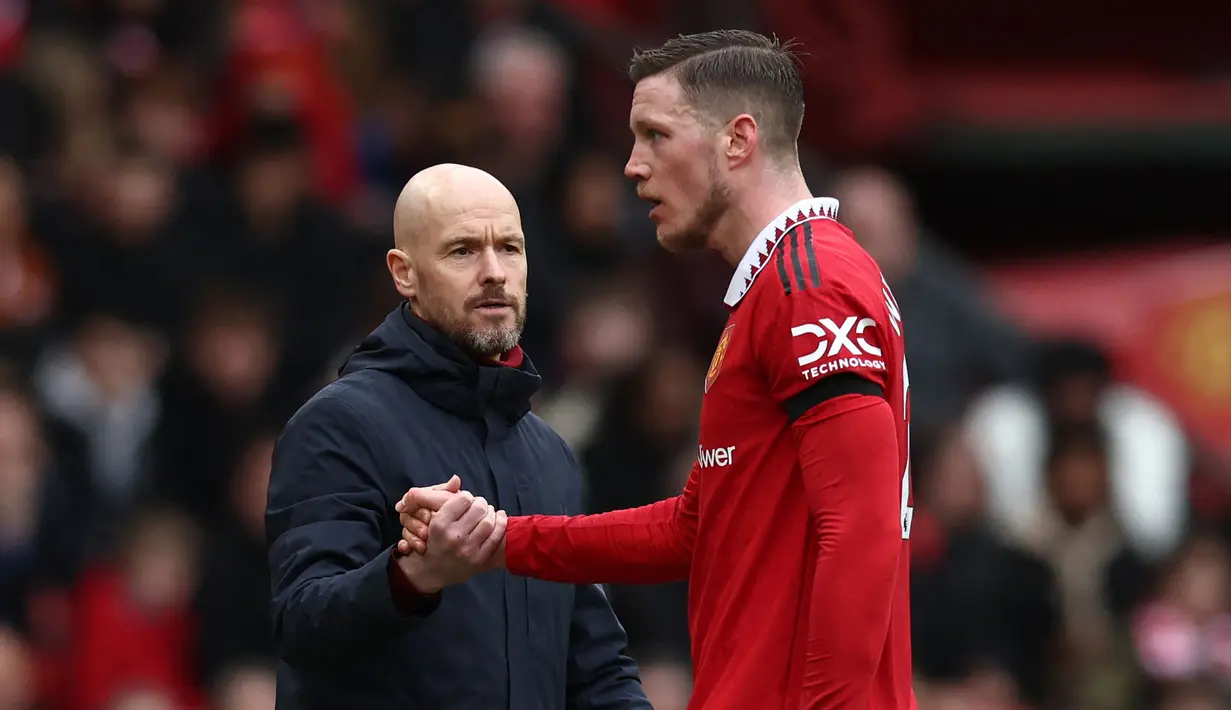 Pemain Manchester United, Wout Weghorst (kanan) menjabat tangan pelatih Erik ten Hag ketika dirinya digantikan pada laga lanjutan Liga Inggris 2022/2023 melawan Southampton di Old Trafford, Inggris, 12 Maret 2023. Manchester United tercatat telah melepas empat pemain terhitung pada Rabu (28/06/2023). Mereka adalah Wout Weghorst, Phil Jones, Marcel Sabitzer, dan Zidane Iqbal. Meskipun begitu, Setan Merah menjadi satu-satunya tim Big Six yang belum mendatangkan satupun pemain untuk kompetisi musim depan. (AFP/Darren Staples)
