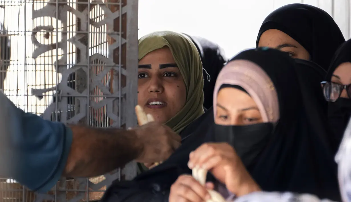 <p>Di Irak, Ramadhan selalu dijalani dengan antusias. (AP Photo/Hadi Mizban)</p>
