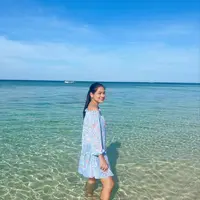 Selain dress warna polos, dress full motif juga ia pilih untuk memberi kesan yang ceria dan manis. @titi_kamall.