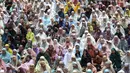 Umat Muslim juga diajak bersahabat dengan alam sebagai evaluasi atas sejumlah bencana alam yang melanda Indonesia. Tampak dalam foto, umat Muslim berdoa saat melaksanakan salat Tarawih perdana Ramadan 1447 Hijriah di Masjid Istiqlal, Jakarta, Rabu 18 Februari 2026. (Kapanlagi.com/Budy Santoso)