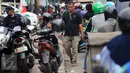 Seorang pejalan kaki terpaksa menggunakan bahu jalan di Jalan Juanda, Bekasi, 4 Oktober 2016. Hak pejalan kaki di Kota Bekasi terampas karena trotoar yang seharusnya digunakan pejalan kaki menjadi lahan parkir kendaraan bermotor. (Foto: Fajar)