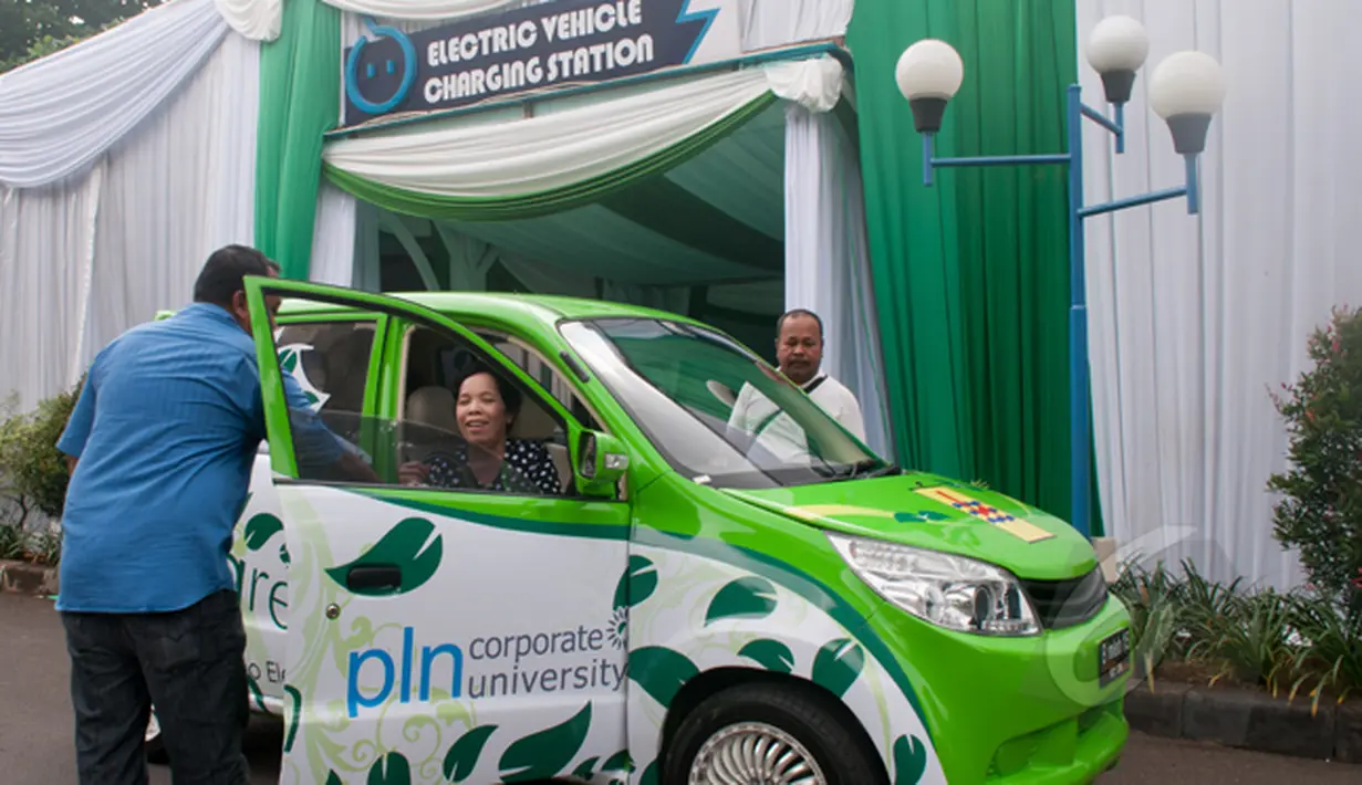 Petugas menjelaskan kecanggihan mobil listrik kepada pengunjung saat akan melakukan test drive di Museum Listrik dan Energi Baru PLN, TMII, Jakarta, Selasa (24/2). (Liputan6.com/Yoppy Renato)