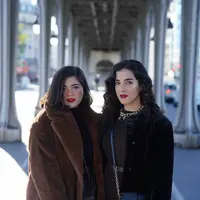 Tanpa banyak langkah menjadi kunci dari tampilan Parisian Look